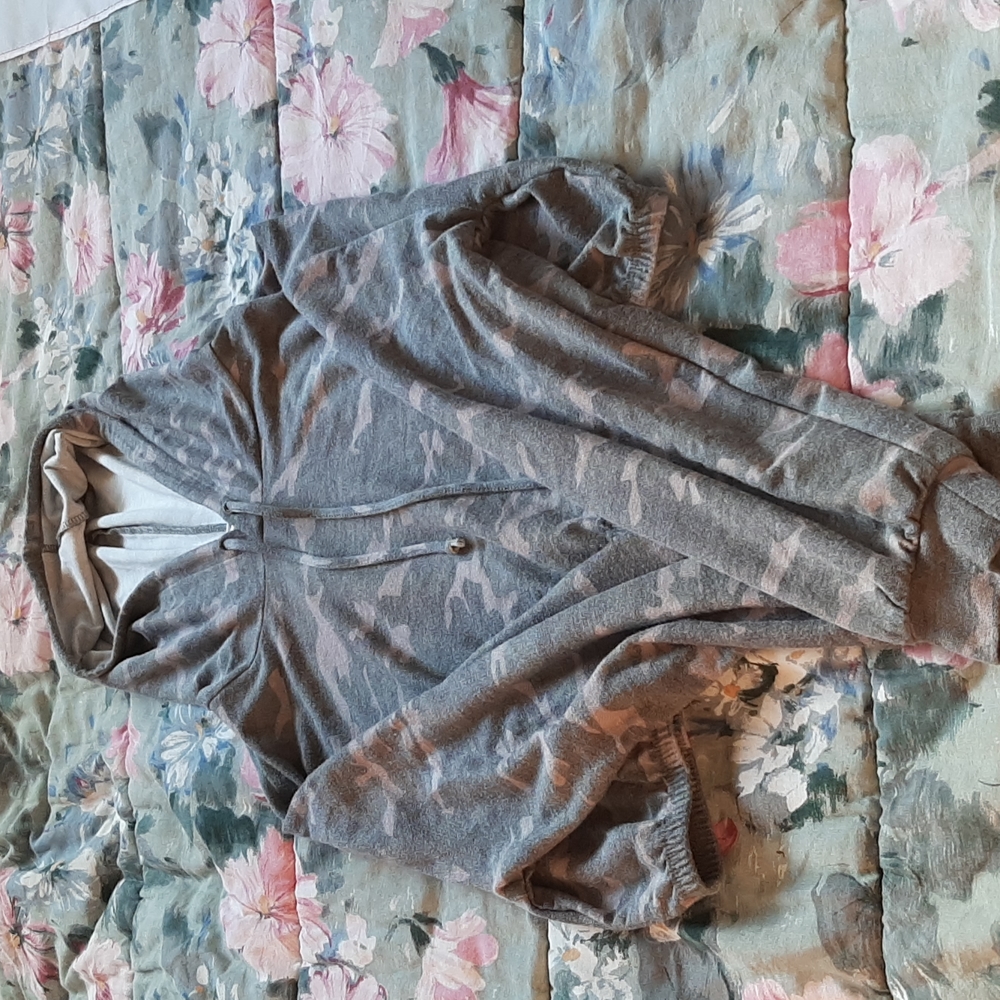 Long sleeve camo crop top